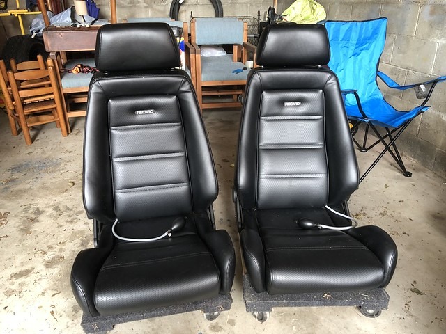 New seats and trunk in epoxy.