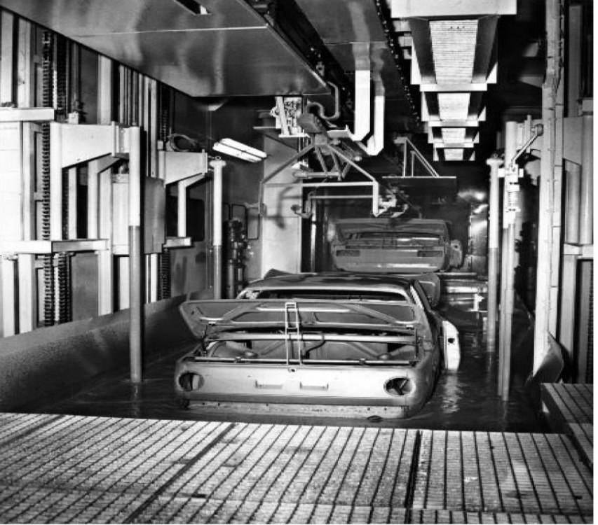Figure 15 An early 1600 2 entering the immersion bath labelled “BMW cars of 02 series and “Neue Klasse” during electrophoretic dip. 1966. Photo: BMW Group Archive