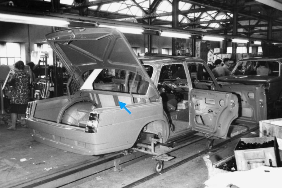 Figure 4 Neue Klasse on Assembly Line. The arrow at center metal divider of bulkhead frame. Photo: BMW Group Archive