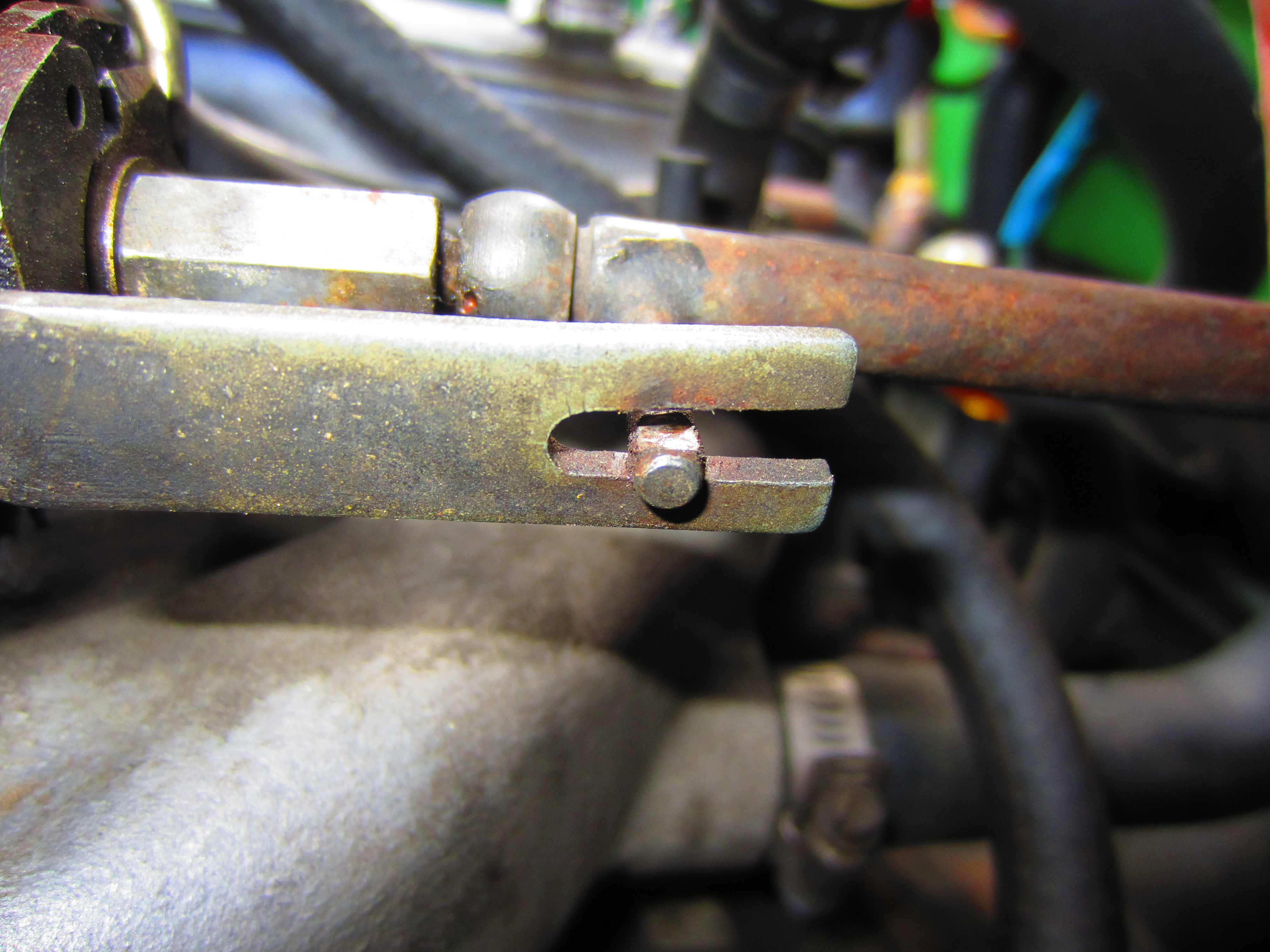 How is the gas pedal supposed to connect? ﻿ BMW 2002 and other '02