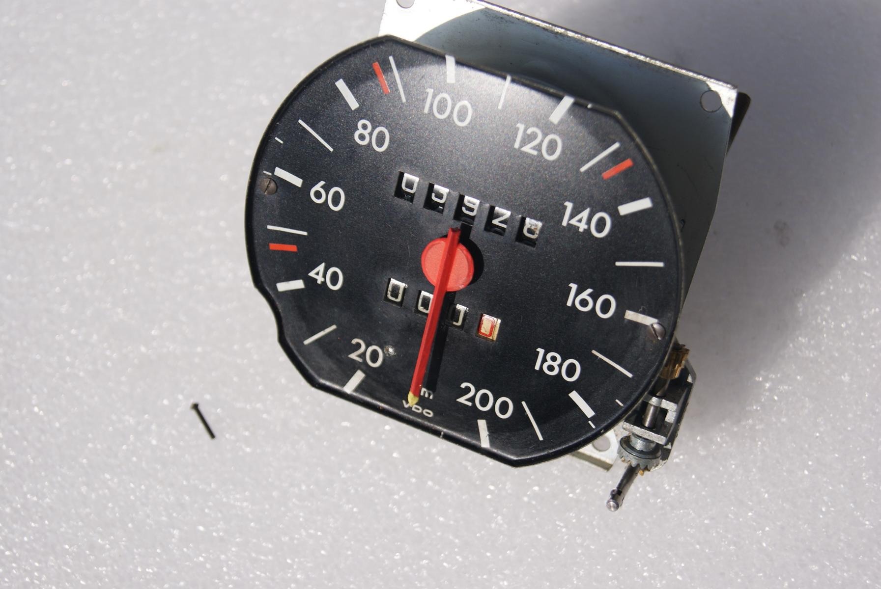 2nd series 200kph speedometer - w/ missing pin - Miscellaneous - 2002FAQ