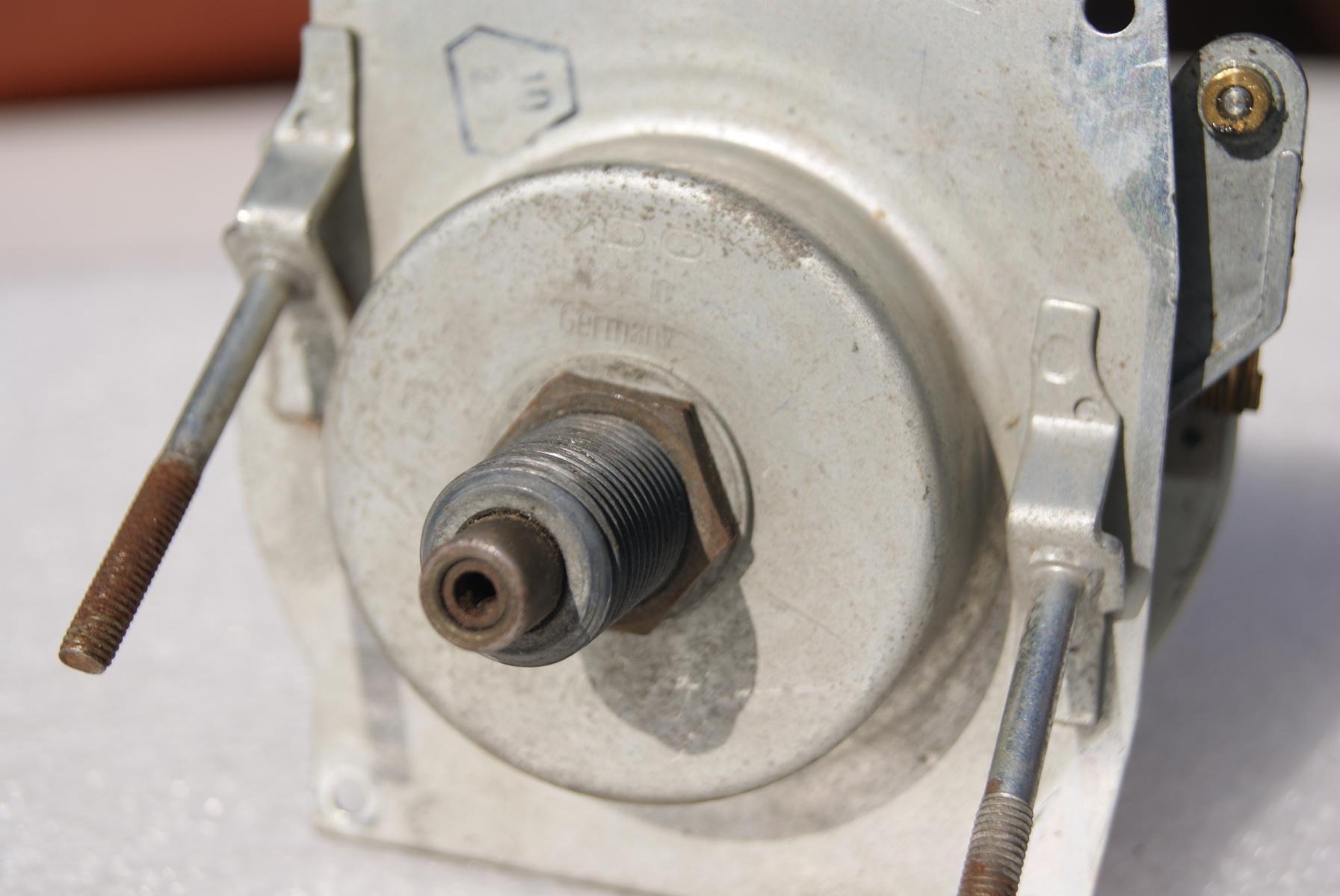2nd series 200kph speedometer - w/ missing pin - Miscellaneous - 2002FAQ