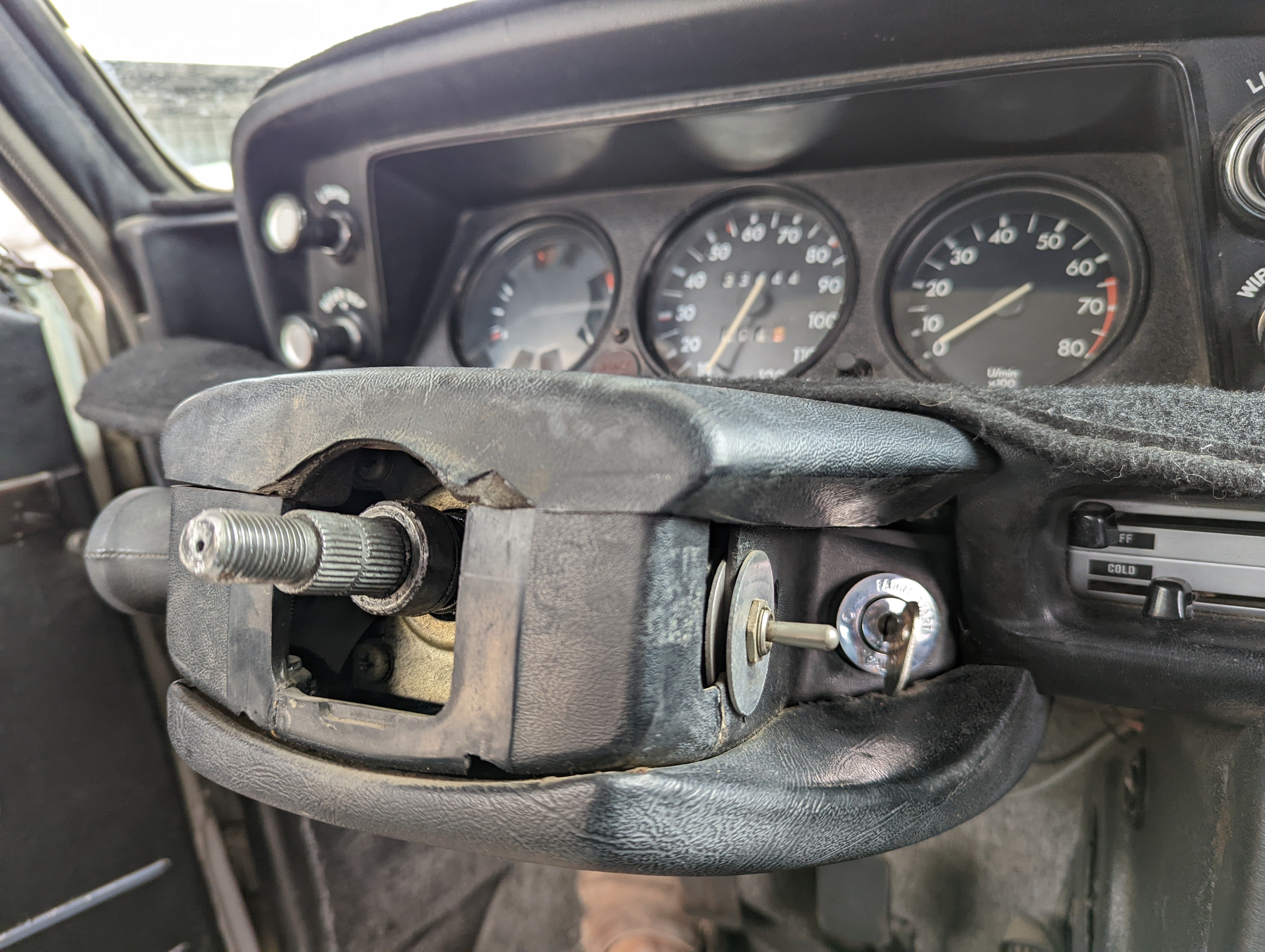 Any ideas on how to remove e24 steering wheel jammed on 02 ﻿ BMW 2002