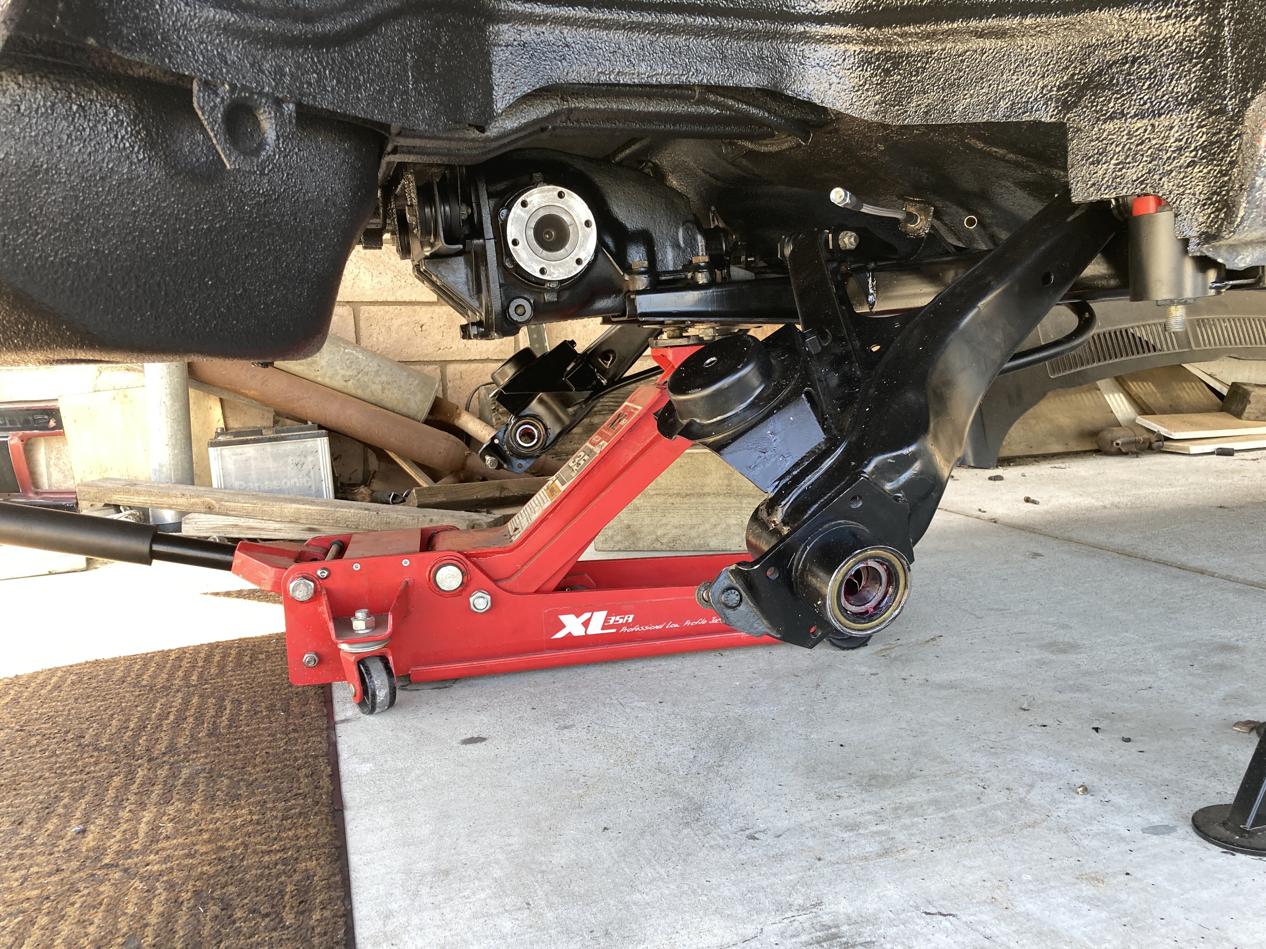 Painted rear diff + installed rear bearings + subframe - BMW 2002 and ...