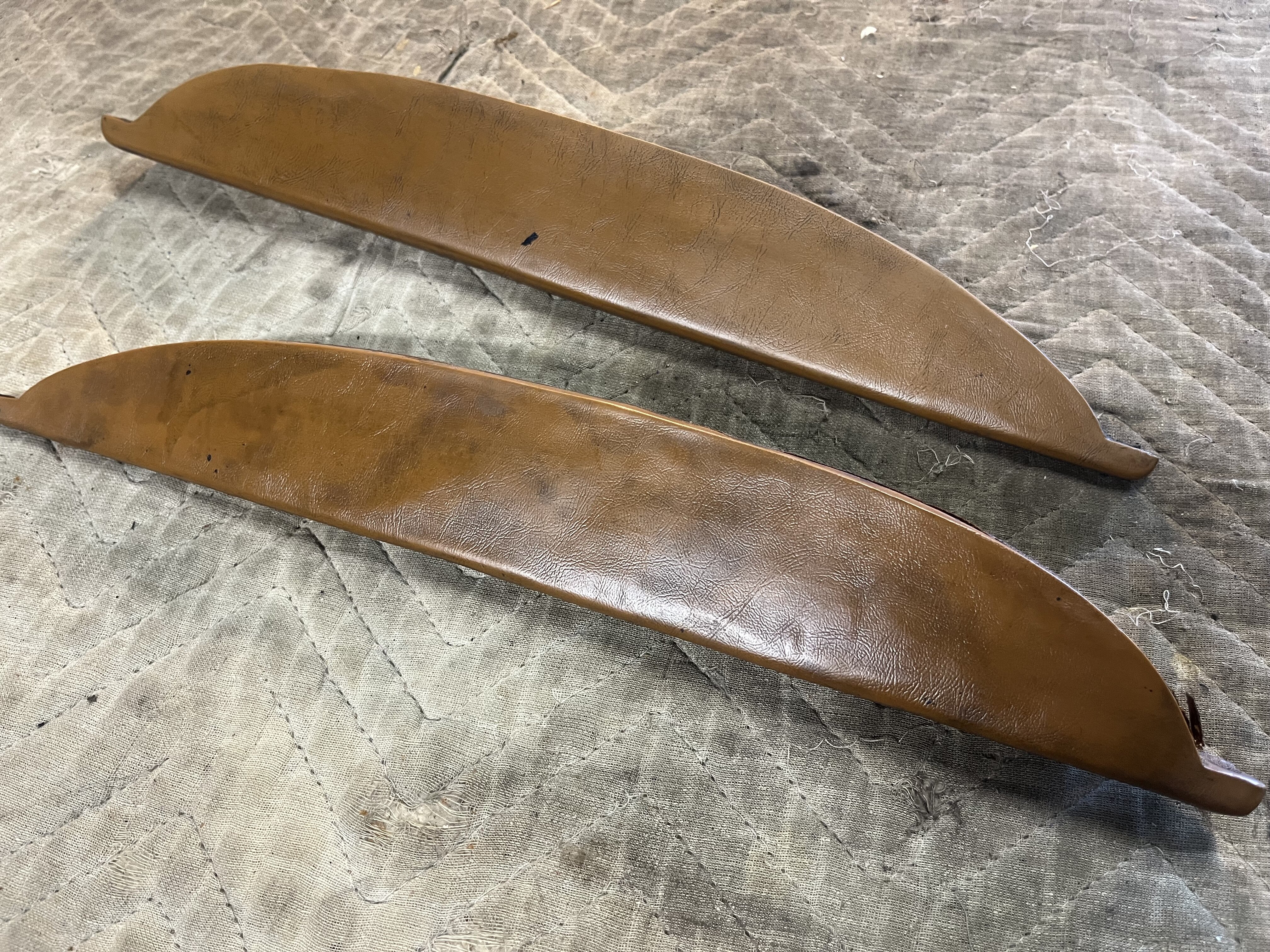 WTB - Brown/saddle rear arm rests |﻿ Parts Wanted